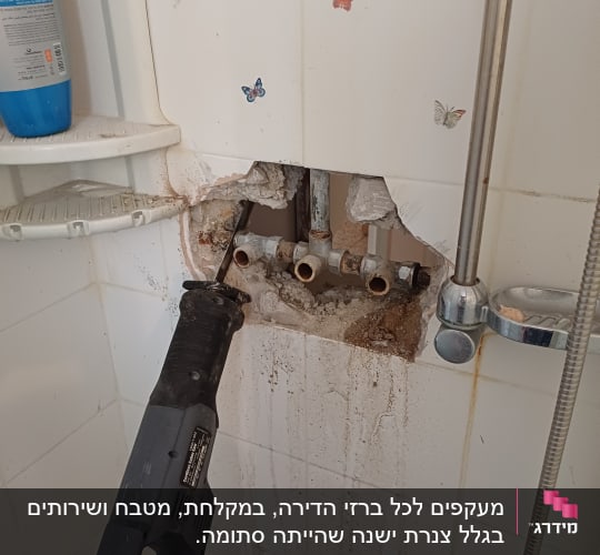 צינורות חשופים בקיר עם כלי עבודה חשמלי